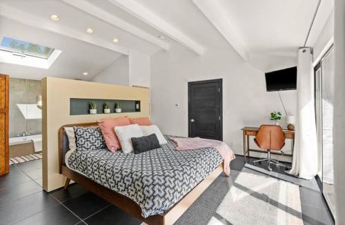 Rollingbay House | Sunrise Oasis, Water View, Family & Dog friendly