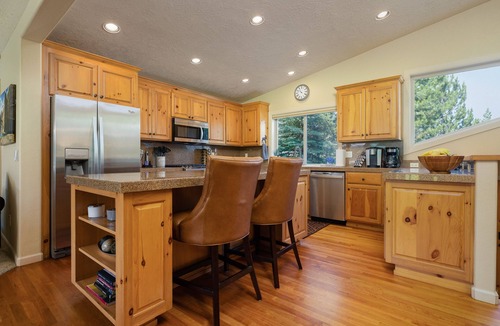 Sunriver House | SUNRIVER, 3 King Suites+Bunk Room! On 14th Green, Hot Tub, Bikes, 10 SHARC Pass’
