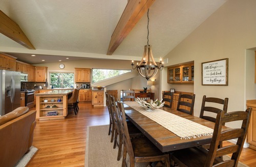 Sunriver House | SUNRIVER, 3 King Suites+Bunk Room! On 14th Green, Hot Tub, Bikes, 10 SHARC Pass’