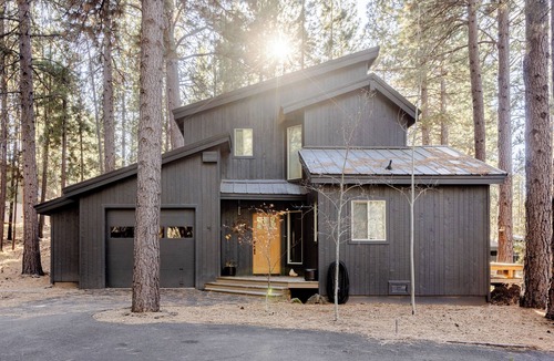 Sunriver Ski Chalet | Sunriver Chalet Minimalist Design Fireplace Sleeps 6