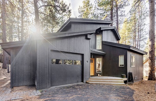 Sunriver Ski Chalet | Sunriver Chalet Minimalist Design Fireplace Sleeps 6