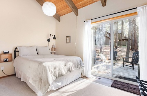 Sunriver Ski Chalet | Sunriver Chalet Minimalist Design Fireplace Sleeps 6