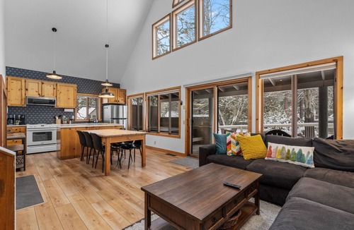 Sunriver Cabin | Sunriver Circle 4 | Hot Tub 6 Beds 8 SHARC Passes