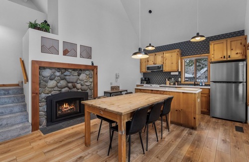 Sunriver Cabin | Sunriver Circle 4 | Hot Tub 6 Beds 8 SHARC Passes