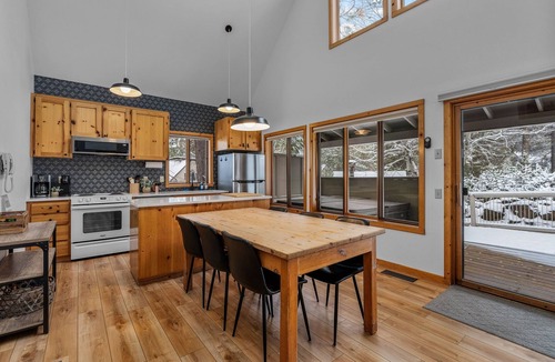 Sunriver Cabin | Sunriver Circle 4 | Hot Tub 6 Beds 8 SHARC Passes