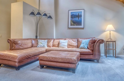Sunriver House | Sunriver Family-Friendly 3-Bedroom with Hot Tub is Near SHARC, Fort Rock Park!