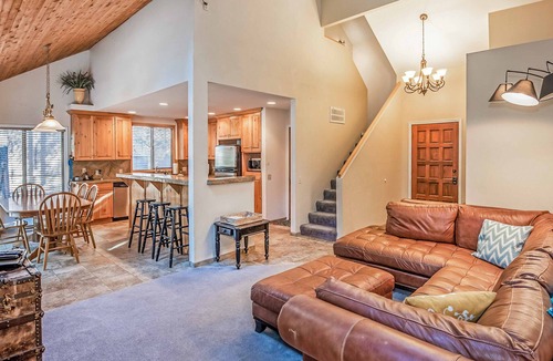 Sunriver House | Sunriver Family-Friendly 3-Bedroom with Hot Tub is Near SHARC, Fort Rock Park!