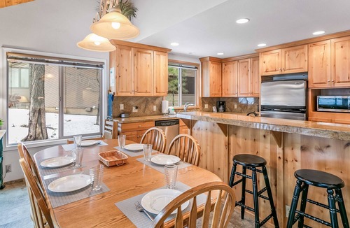 Sunriver House | Sunriver Family-Friendly 3-Bedroom with Hot Tub is Near SHARC, Fort Rock Park!