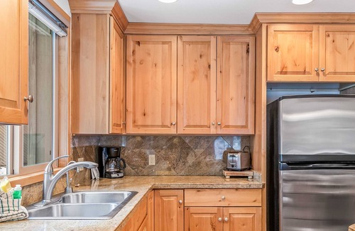 Sunriver House | Sunriver Family-Friendly 3-Bedroom with Hot Tub is Near SHARC, Fort Rock Park!