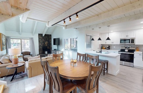 Tennis Village Condo | Sunriver Getaway with Access to Exclusive Golf
