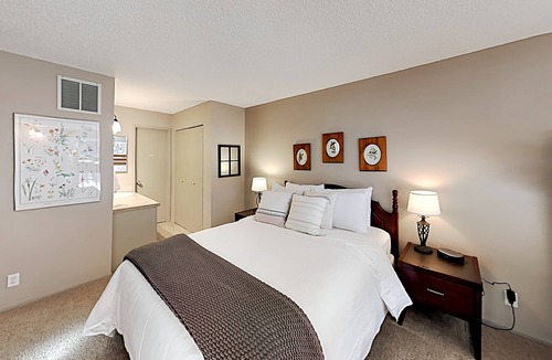 Tennis Village Condo | Sunriver Hideaway at Tennis Village | Fireplace, Patio, 6 SHARC Passes