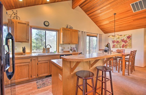 Sunriver Cottage | Sunriver Home w/Hot Tub & 8 Sharc Passes