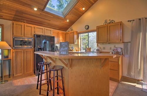 Sunriver Cottage | Sunriver Home w/Hot Tub & 8 Sharc Passes