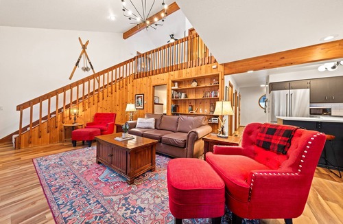 Sunriver Cabin | Sunriver Nostalgia - Walk to Sunriver Village, SHARC passes, HOT TUB