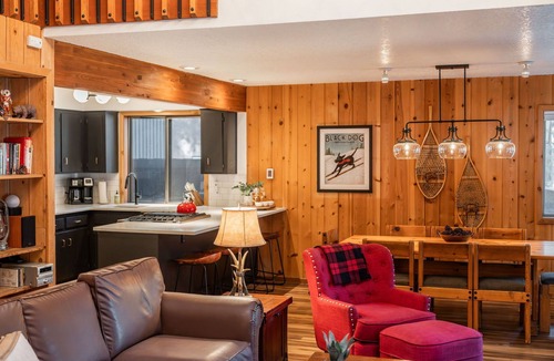 Sunriver Cabin | Sunriver Nostalgia - Walk to Sunriver Village, SHARC passes, HOT TUB