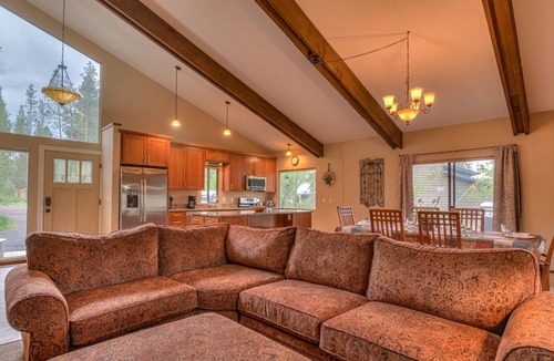 Sunriver House | Sunriver Resort Home-A/C, 8 SHARC Passes-Pool Table-Fairway View-Sleeps 12
