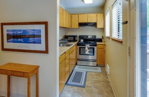 Sunriver Apartment | Sunriver Vacation Rental w/Community Hot Tub!