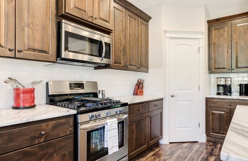 Newberg House | Sunset Grove: A 5-Bedroom Pet-Friendly Home in Newberg, World-Class Food & Wines