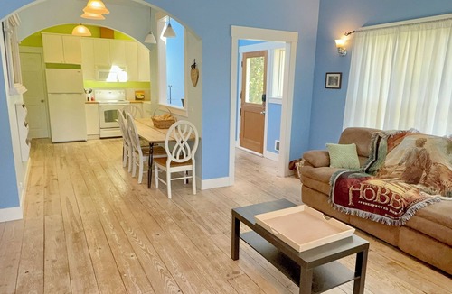 Rollingbay Cabin | "Sunset Shire" 2BR Cottage and add-on Hobbit House