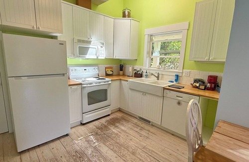 Rollingbay Cabin | "Sunset Shire" 2BR Cottage and add-on Hobbit House