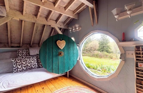 Rollingbay Cabin | "Sunset Shire" 2BR Cottage and add-on Hobbit House