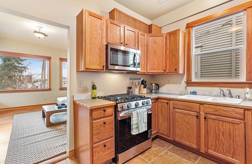 Sehome House | Sunshine Cottage w/Bay-View Deck & 3 Kings Just Steps From Downtown!