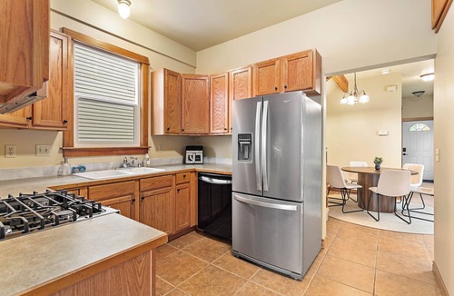 Sehome House | Sunshine Cottage w/Bay-View Deck & 3 Kings Just Steps From Downtown!