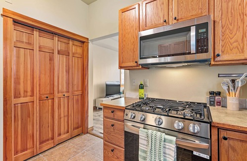 Sehome House | Sunshine Cottage w/Bay-View Deck & 3 Kings Just Steps From Downtown!