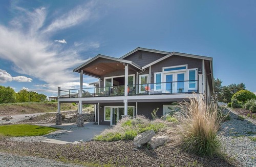 Wapato Point House | Sunshine House at Wapato Point Lake Chelan 5 minute walk to downtown Manson!