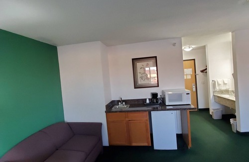 Tecumseh Hotel | Super 7 Inn