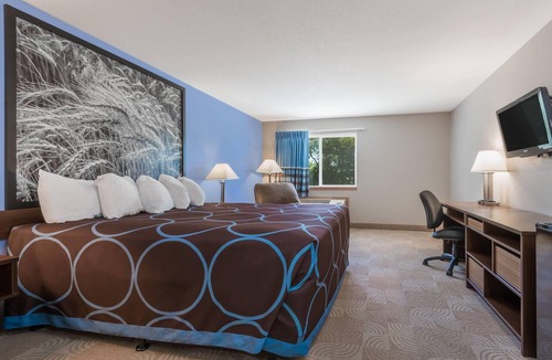 Beloit Hotel | Super 8 by Wyndham Beloit KS