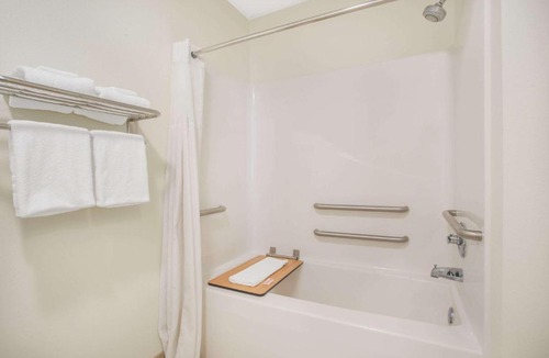 Cedar Falls Hotel | Super 8 by Wyndham Cedar Falls