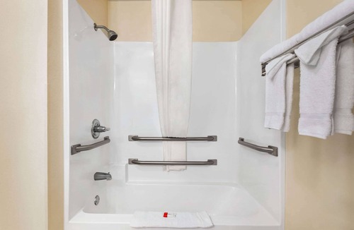 Clinton Hotel | Super 8 by Wyndham Clinton