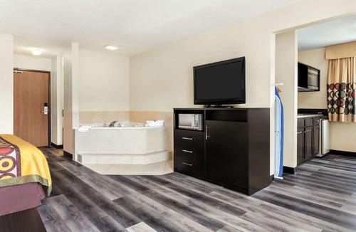 Clinton Hotel | Super 8 by Wyndham Clinton