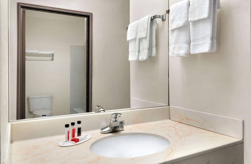 Clinton Hotel | Super 8 by Wyndham Clinton