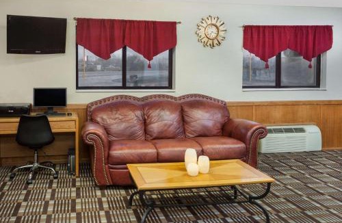 Muscatine Hotel | Super 8 by Wyndham Muscatine