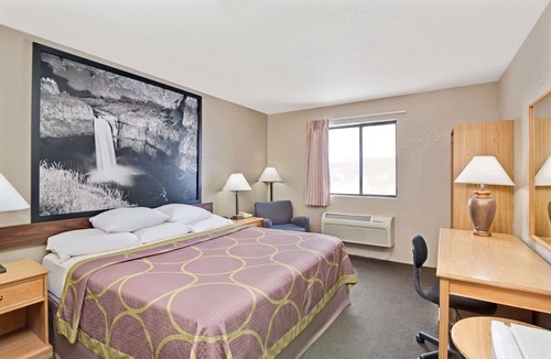 Spokane Hotel | Super 8 by Wyndham Spokane/West