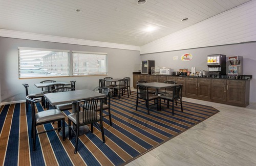 Missouri Valley Hotel | Super 8 by Wyndham Missouri Valley