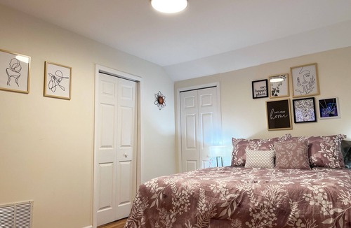 Clinton Township Bed & Breakfast | Super Cute & Dreamy Home With 65”TV, AC, Grill and everything