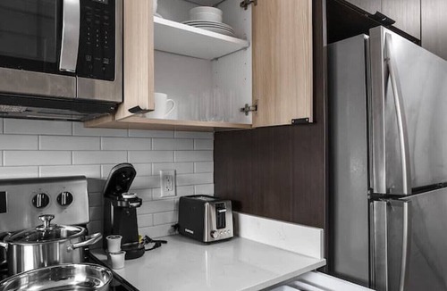 Mile Square Apartment | Super LUX High-Rise: Free Espresso+Pool+Gym+Lounge