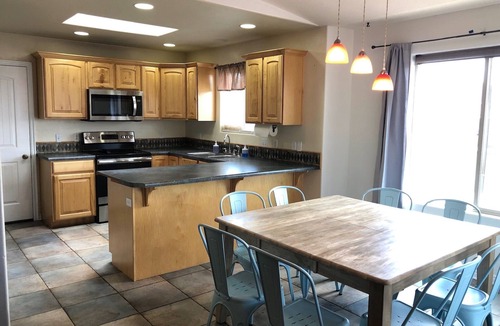 Page House | Superb 3-bedroom house with AC in friendly Page Sleeps 9