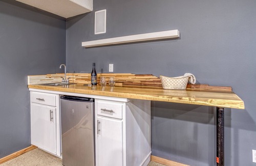 Westbrook Meadows House | Superb home w/ Movie Room, Hot Tub, Sleeps 6, 20min to MTN, 5min to Mill