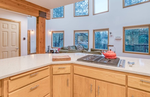Westbrook Meadows House | Superb home w/ Movie Room, Hot Tub, Sleeps 6, 20min to MTN, 5min to Mill