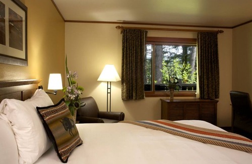 Stevenson Hotel | Superior King Room with Cozy Fireplace