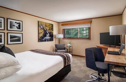 Stevenson Hotel | Superior King Room with Cozy Fireplace