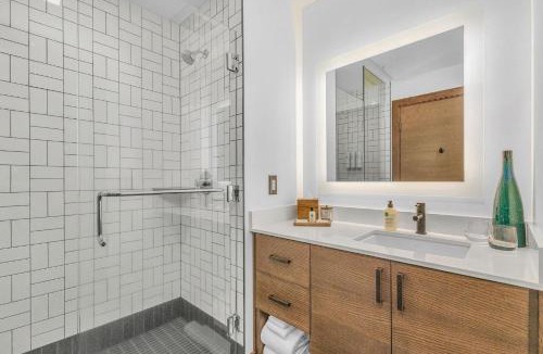 Bend Hotel | Superior Queen @ Juniper Preserve