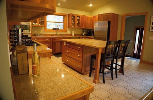 Suttons Bay Cabin | Suttons Bay Therapy-Hot Tub/GameRoom/Fireplace/AC