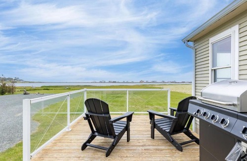 Oak Harbor House | Swan Lake Cottage by AvantStay