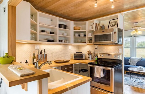 Oak Harbor House | Swan Lake Cottage by AvantStay
