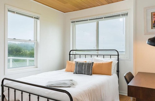 Oak Harbor House | Swan Lake Cottage by AvantStay